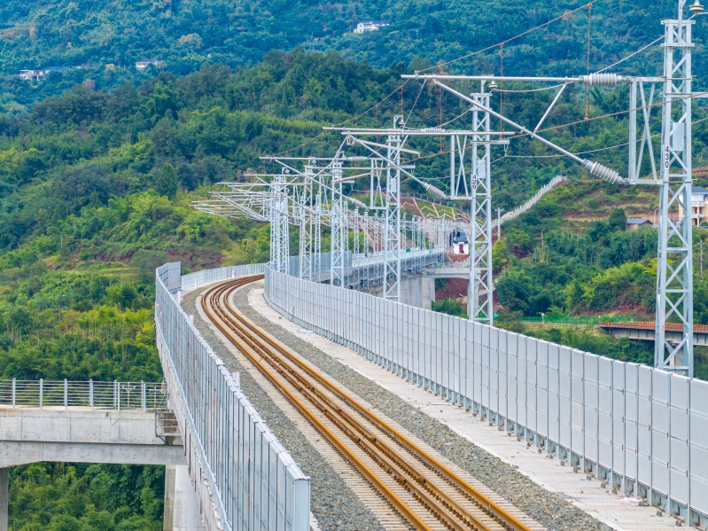 4-2 接觸網(wǎng)一次送電成功.jpg