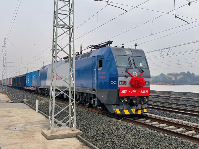 2 隆瀘敘鐵路首班列車駛過.jpg